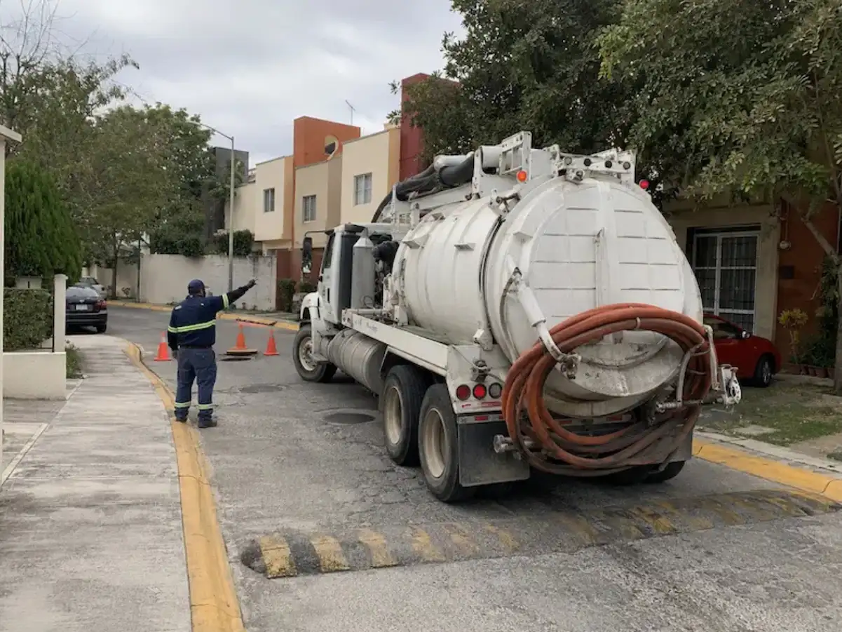 Pozo de visita abierto en la red interna de un parque industrial
